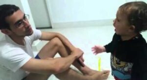 Bebê diz, olha pra mim quando eu estiver falando