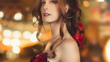 Dubladora faz cosplay de Aerith de Final Fantasy VII Remake
