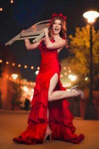 Dubladora faz cosplay de Aerith de Final Fantasy VII Remake