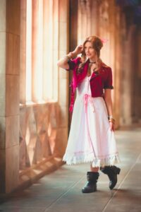 Dubladora faz cosplay de Aerith de Final Fantasy VII Remake