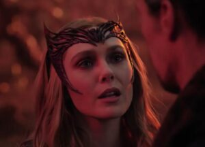 Cosplay lindo traz Wanda Maximoff com seu uniforme feiticeira escarlate