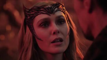 Cosplay lindo traz Wanda Maximoff com seu uniforme feiticeira escarlate