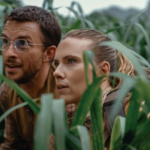 Jurassic World: Recomeço: Novo Teaser Revela Missão Audaciosa Zora Bennett, interpretada por Scarlett Johansson. Ao lado dela, estão o paleontólogo Dr. Henry Loomis (Jonathan Bailey)