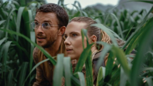 Jurassic World: Recomeço: Novo Teaser Revela Missão Audaciosa Zora Bennett, interpretada por Scarlett Johansson. Ao lado dela, estão o paleontólogo Dr. Henry Loomis (Jonathan Bailey)